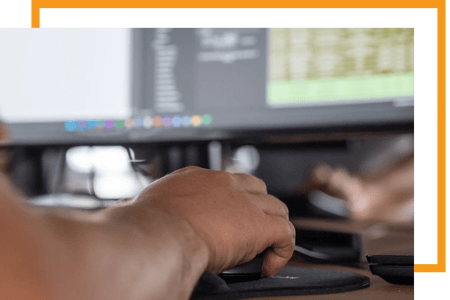 مدير المشروع يقدم تقريراً عن حالة تقدم المشاريع