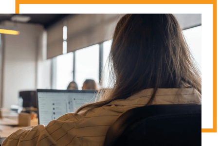 Pentester expérimenté analysant les vulnérabilités des systèmes du client