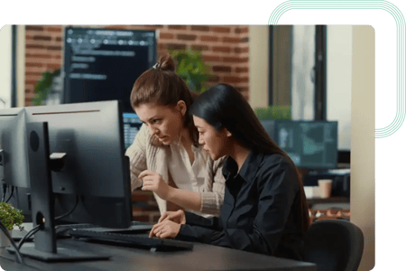 Un maître agile et une développeur échangent des idées sur le projet du client