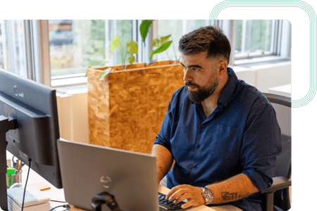 Ingénieur Cloud convertissant les fichiers de configuration de l'infrastructure en Terraform