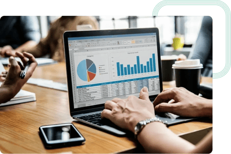 L'expert d'act digital travaille sur une plateforme de visualisation de données