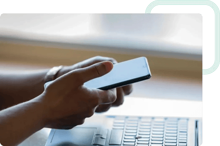 Développeur Front-end testant les nouvelles fonctionnalités sur l'application CRM du client