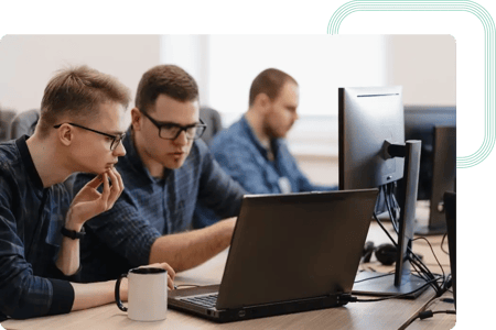 Développeurs Front-end travaillant sur de nouvelles interfaces utilisateurs