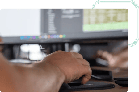 مدير المشروع يقدم تقريراً عن حالة تقدم المشاريع