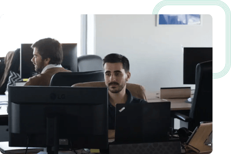 Scrum Master appliquant les principes du Scaled Agile Framework à l'équipe du client