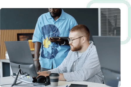Développeur de logiciels travaillant sur l'interface du portail GR
