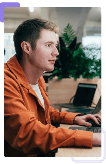 Cloud Engineer analysant l'infrastructure informatique d'un client