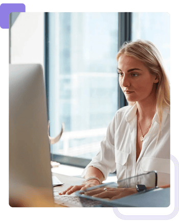Experte en cybersécurité travaillant sur un plan de cyber-résilience pour un client Experte en cybersécurité travaillant sur un plan de cyber-résilience pour un client