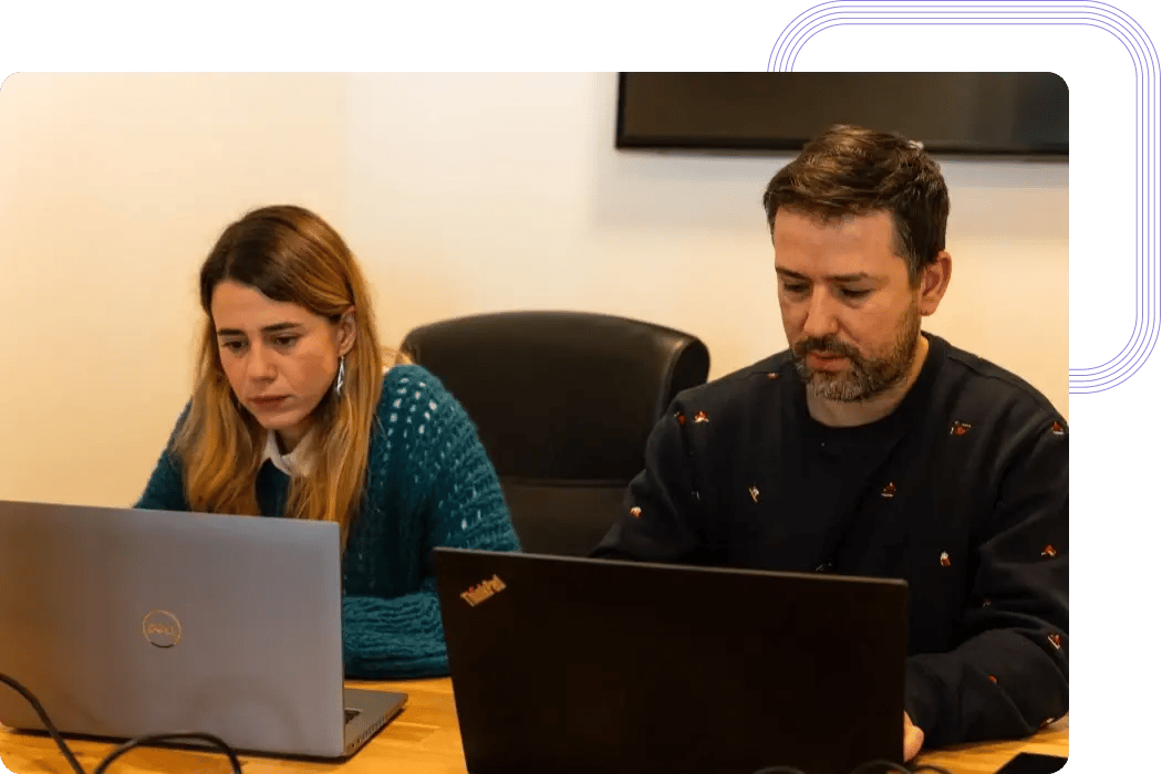 Ingénieurs DevOps améliorant les performances d'un nouveau logiciel