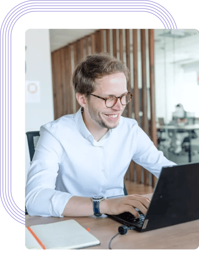 Consultant en cybersécurité d'Alter Solutions travaillant sur l'ordinateur