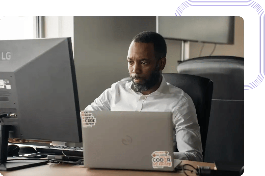 Expert en apprentissage automatique surveillant les données commerciales