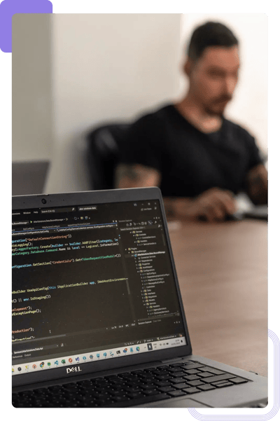 Développeur de logiciels travaillant sur une application pour le projet d'un client